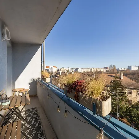 شقة With A Private Balcony *